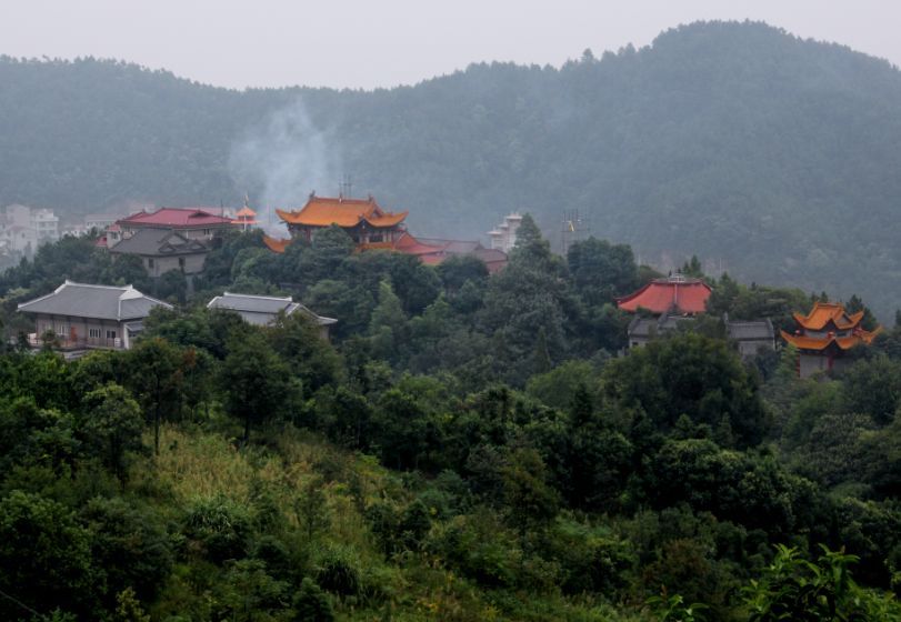 寰宇记》卷九十七载"赤松子游金华山,以火自烧而化,故山上有赤松之祠