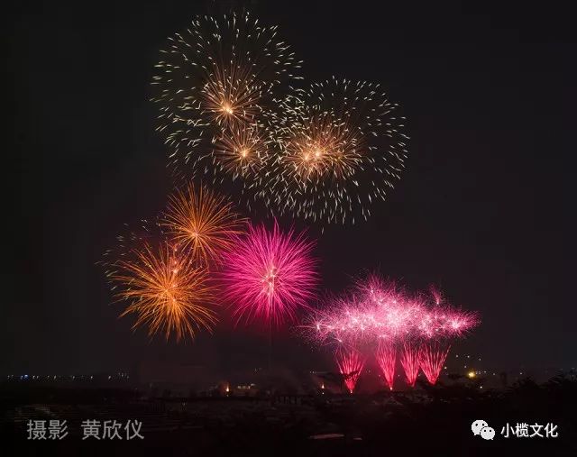 高中空禮彈相映生輝,場面熱烈壯觀,火輪煙花飛速旋轉萬條星火,四散