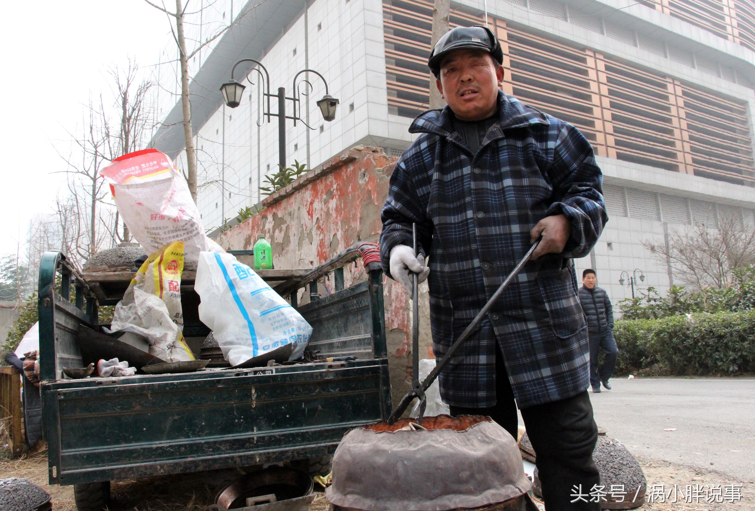 殘疾老人倒鋁鍋30年城裡買了房仨孩子嫌丟人寧可打工也不接班