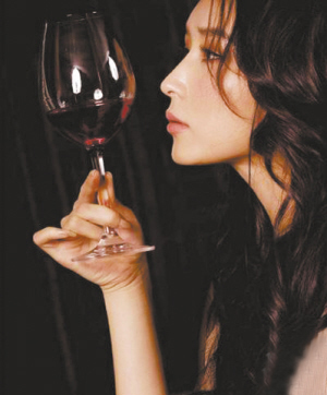 女人正确喝红酒的姿势图片