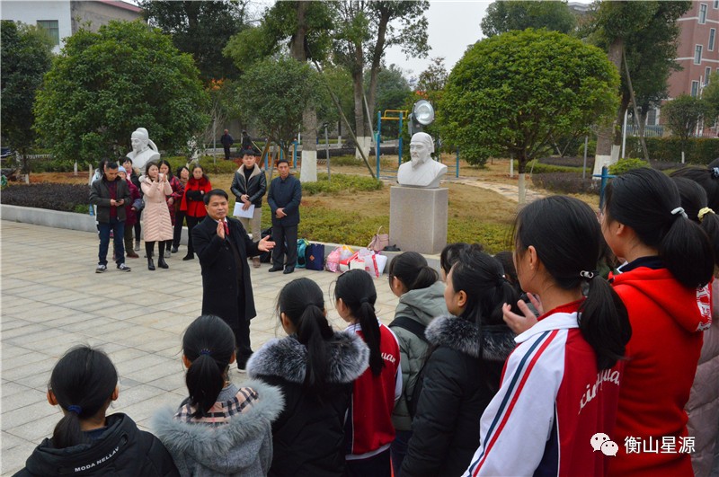 孔子广场举行了简短的出征仪式,校理事长唐正魁亲率总校校长钟图强