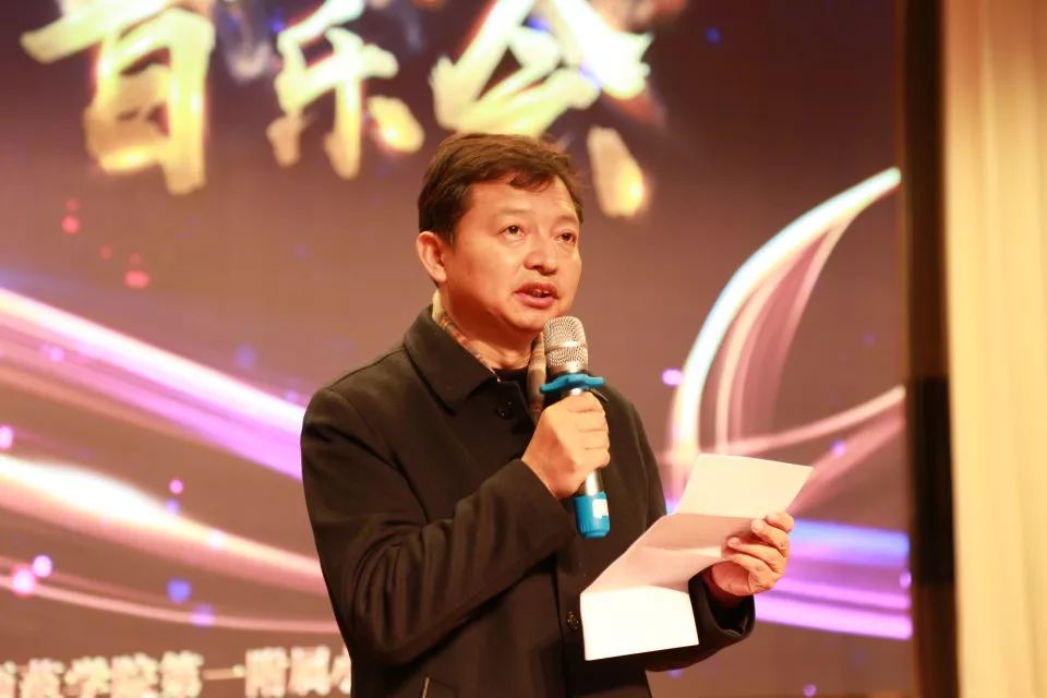 主持人宣布音乐会正式开始,并邀请唐玉辉校长为音乐会致辞.