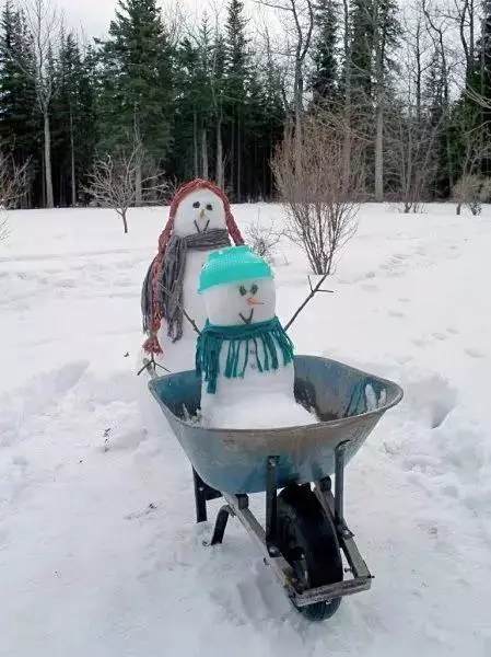 第一個堆雪人創意,以公園椅子為材料,以生活中平時公園中休息人的模樣