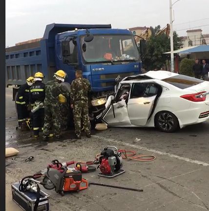 湛江城月车祸事故图片