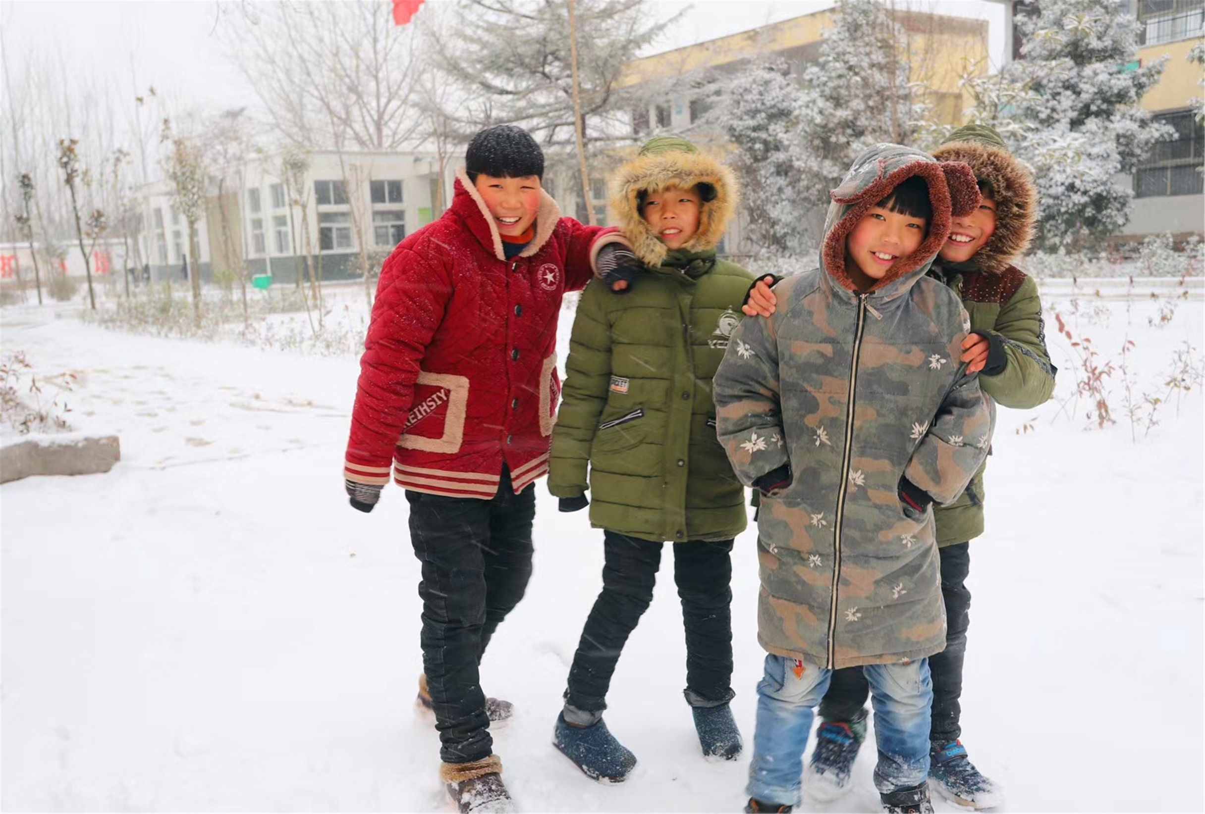 周口小学生雪地玩耍,网友:这不是二十年前的我吗