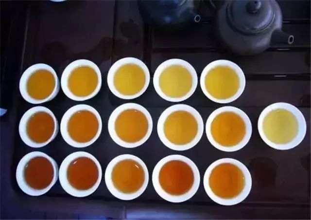 色相指颜色的种类,茶汤的颜色主要是绿与红之间的变化,这与茶的发酵