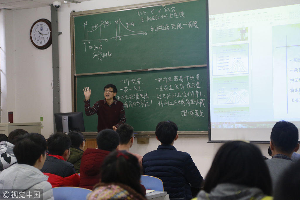 2018年01月03日,青島,中國石油大學(華東)理學院張丹青老師在給學生上