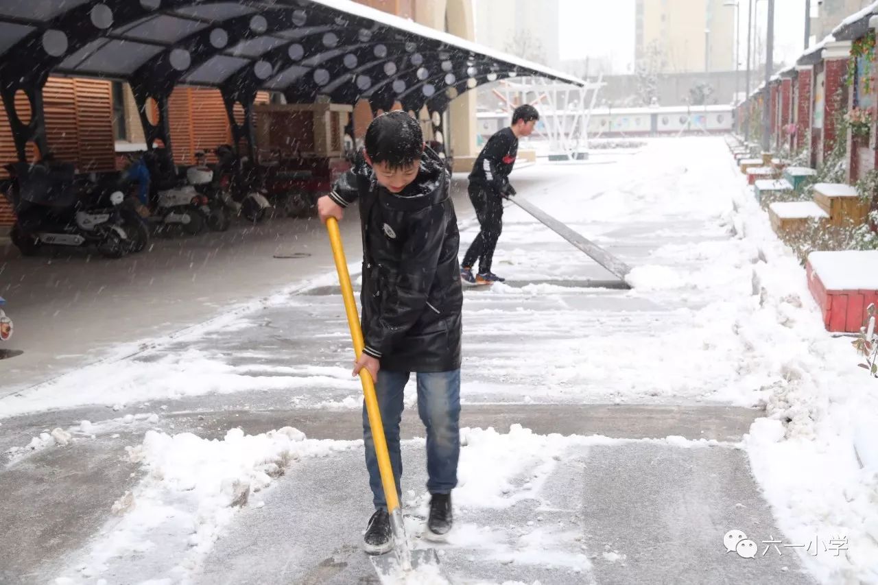 全員齊動手校園除雪忙