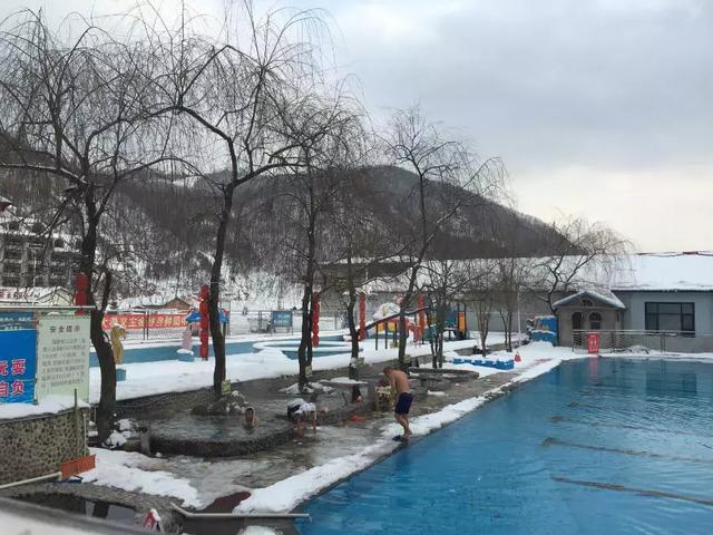 游完了松岭雪村,小编接着来到了位于临江市老三队村的龙润温泉,龙润