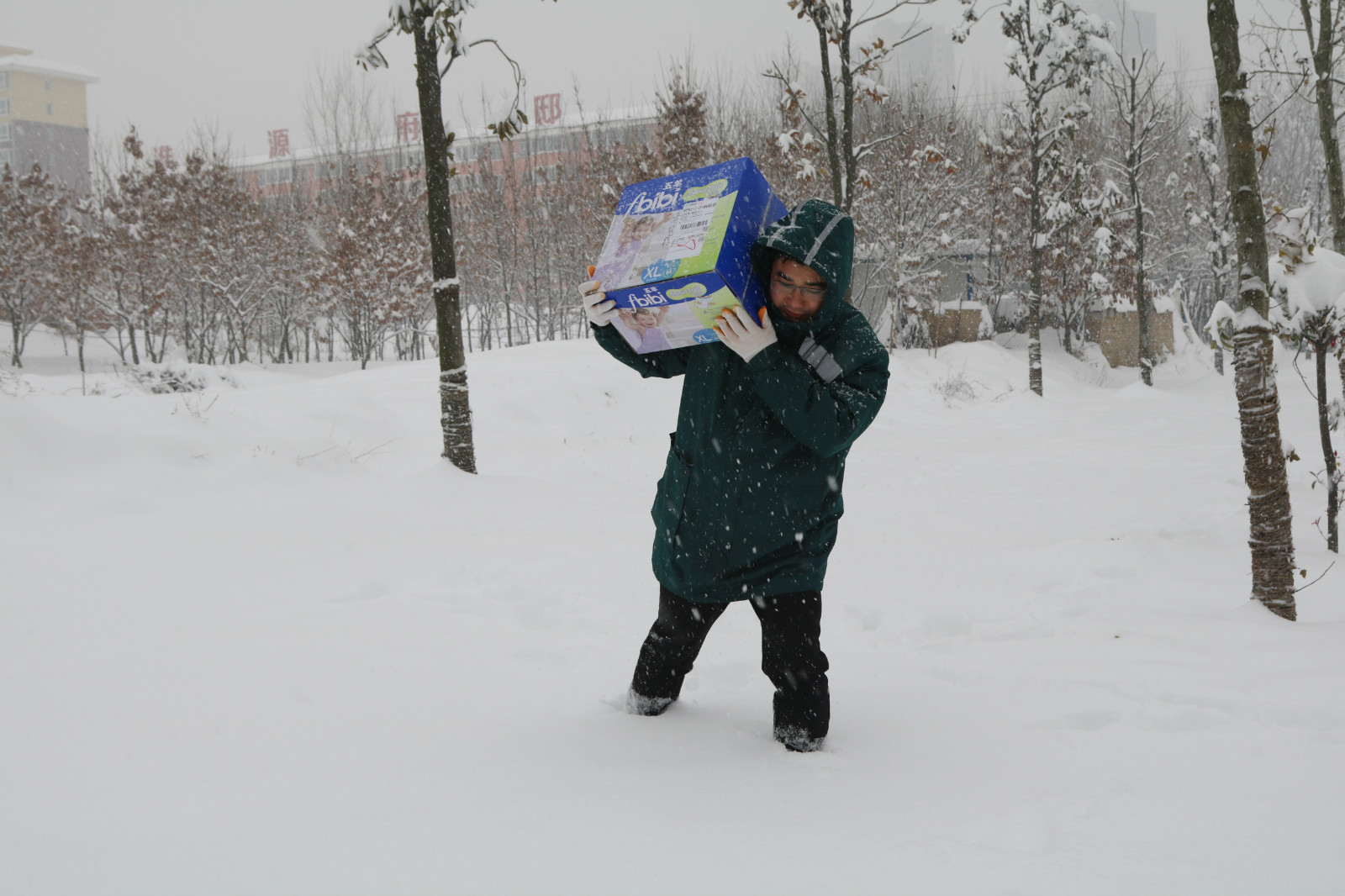 桐柏县邮政分公司投递员袁满,冒着风雪将当天需要投送的251件包裹在五