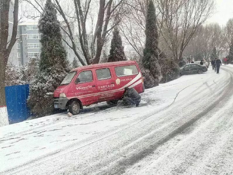 今天,晋城多处发生交通事故!高速已全线封闭!雪下的越来越大