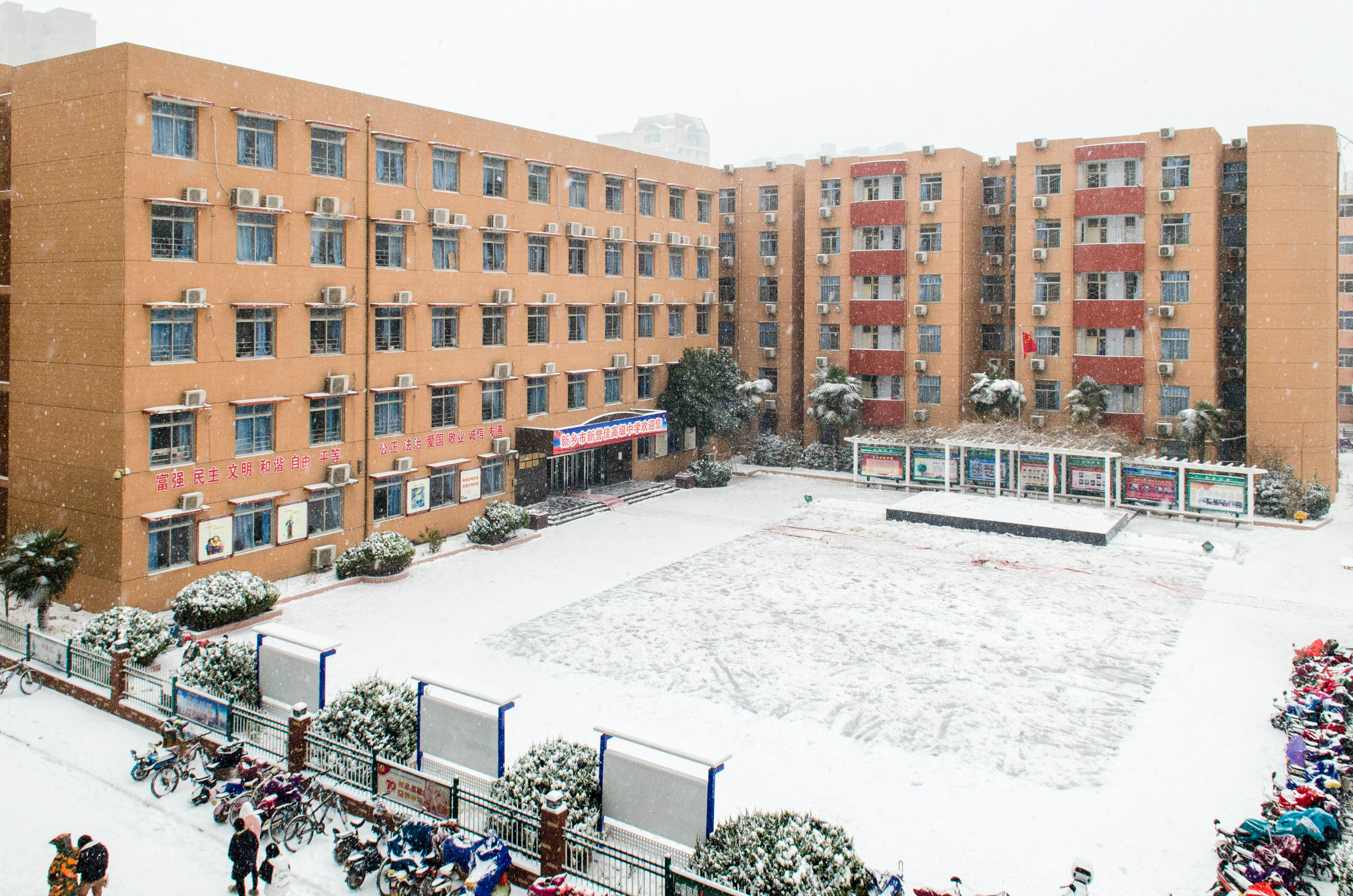 新乡市新誉佳高级中学2018雪景图来啦