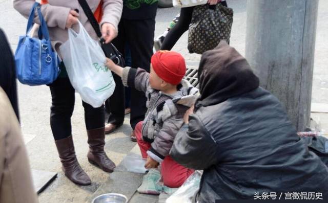 寒冷冬日里,女子带着宝宝趴地乞讨,每天能赚400多元