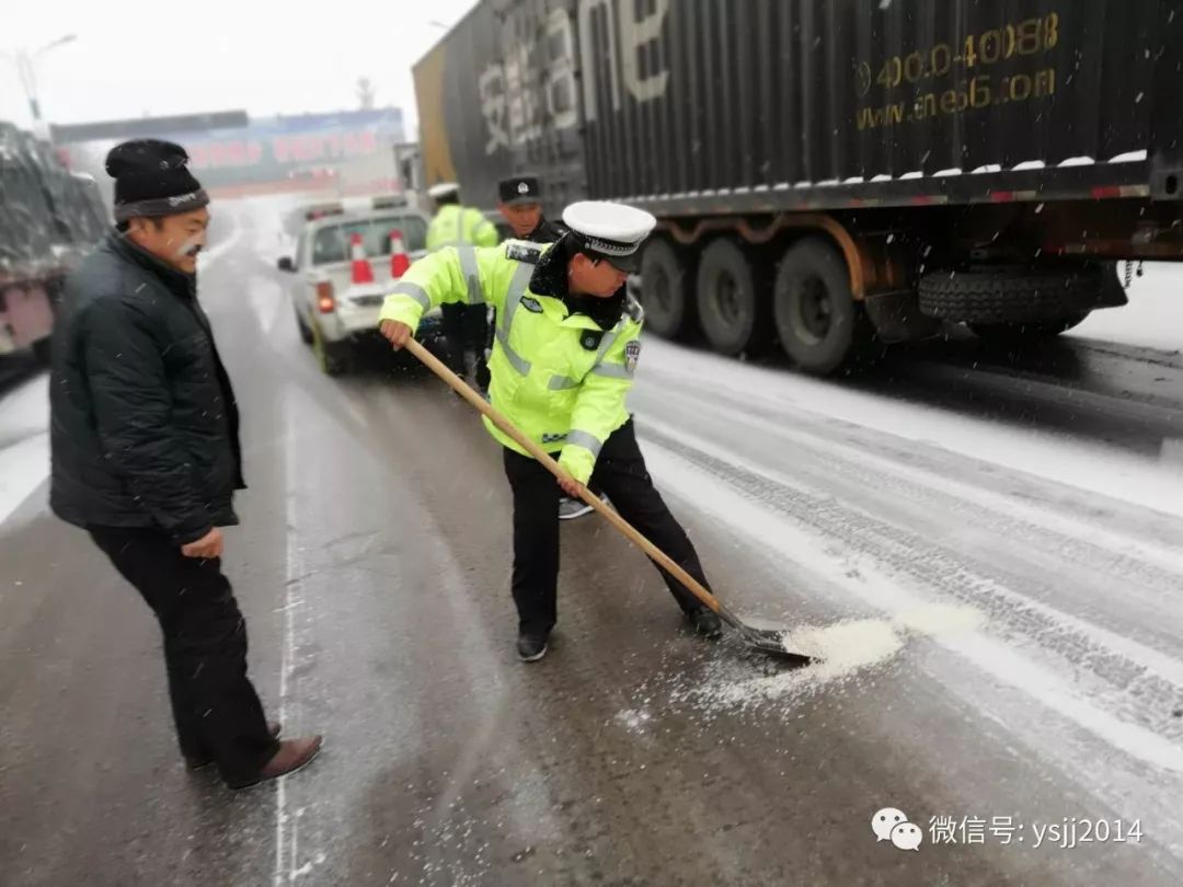 出现一些插队的车辆,存在较大交通安全隐患,容易引发剐蹭交通事故,除