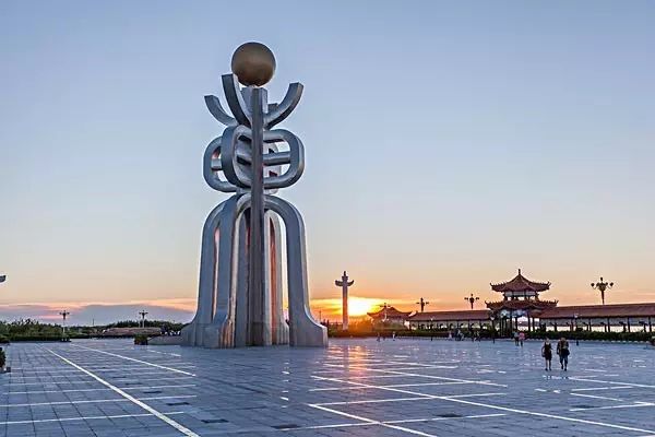 抚远市兰西的建筑景点遍布全城,东林寺,显佑宫,大金王子陵,女儿城,郝