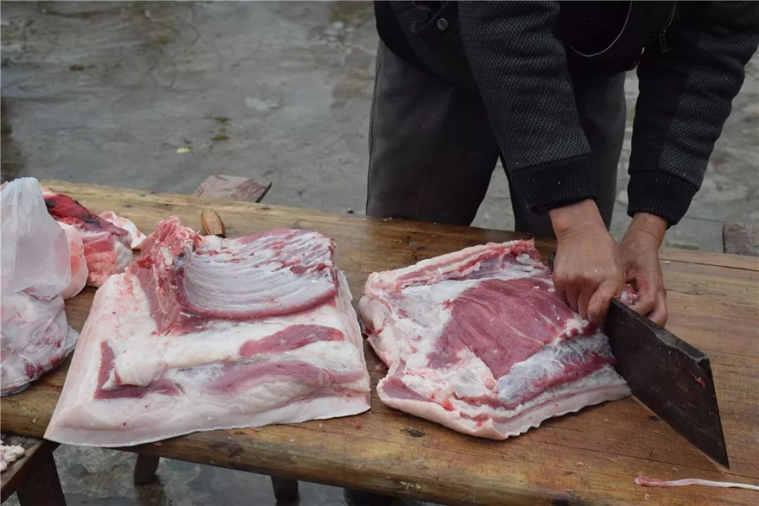 梦见我在杀猪但是没流血出来，梦见自己杀猪