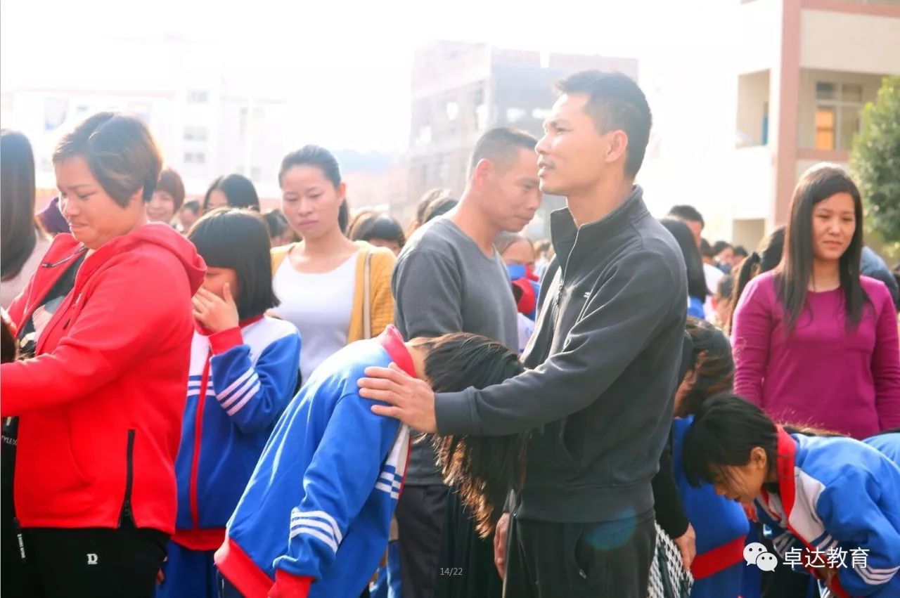 感恩励志会现场,讲师周廷谕激情洋溢,极富感染力的宣讲,引起了所有