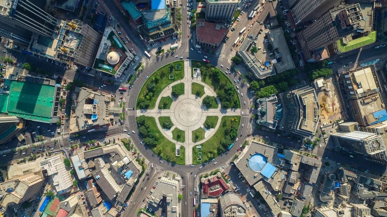 这也是为什么中山广场是大连最好的,能欣赏到独一无二的欧式建筑广场