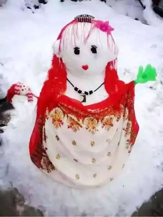 冬天堆的新娘雪人图片图片