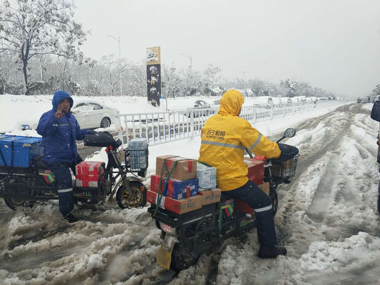 雪中救人,抹淚啃饅頭…有種