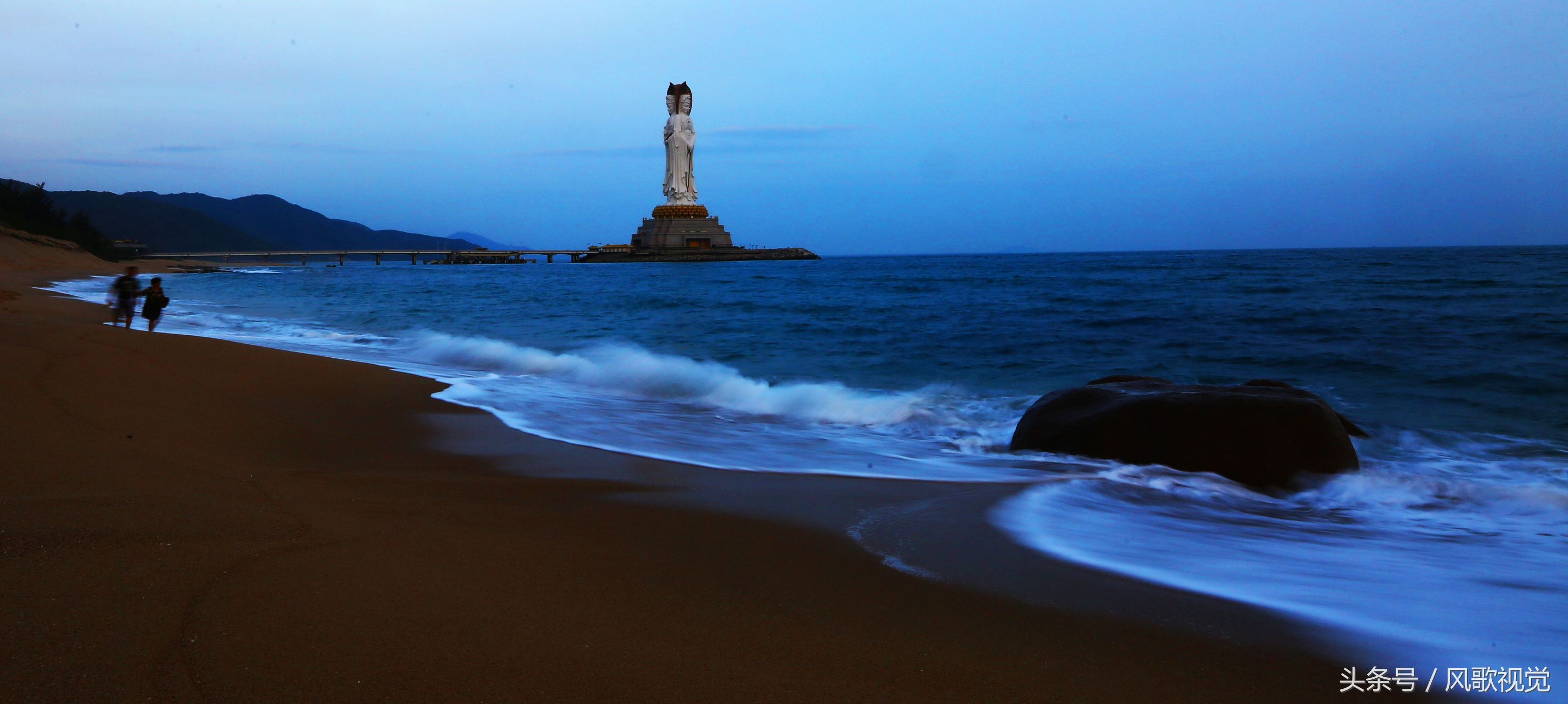 踏浪問佛寂靜的海岸有了108米海上觀音像顯得更為靜謐祥和