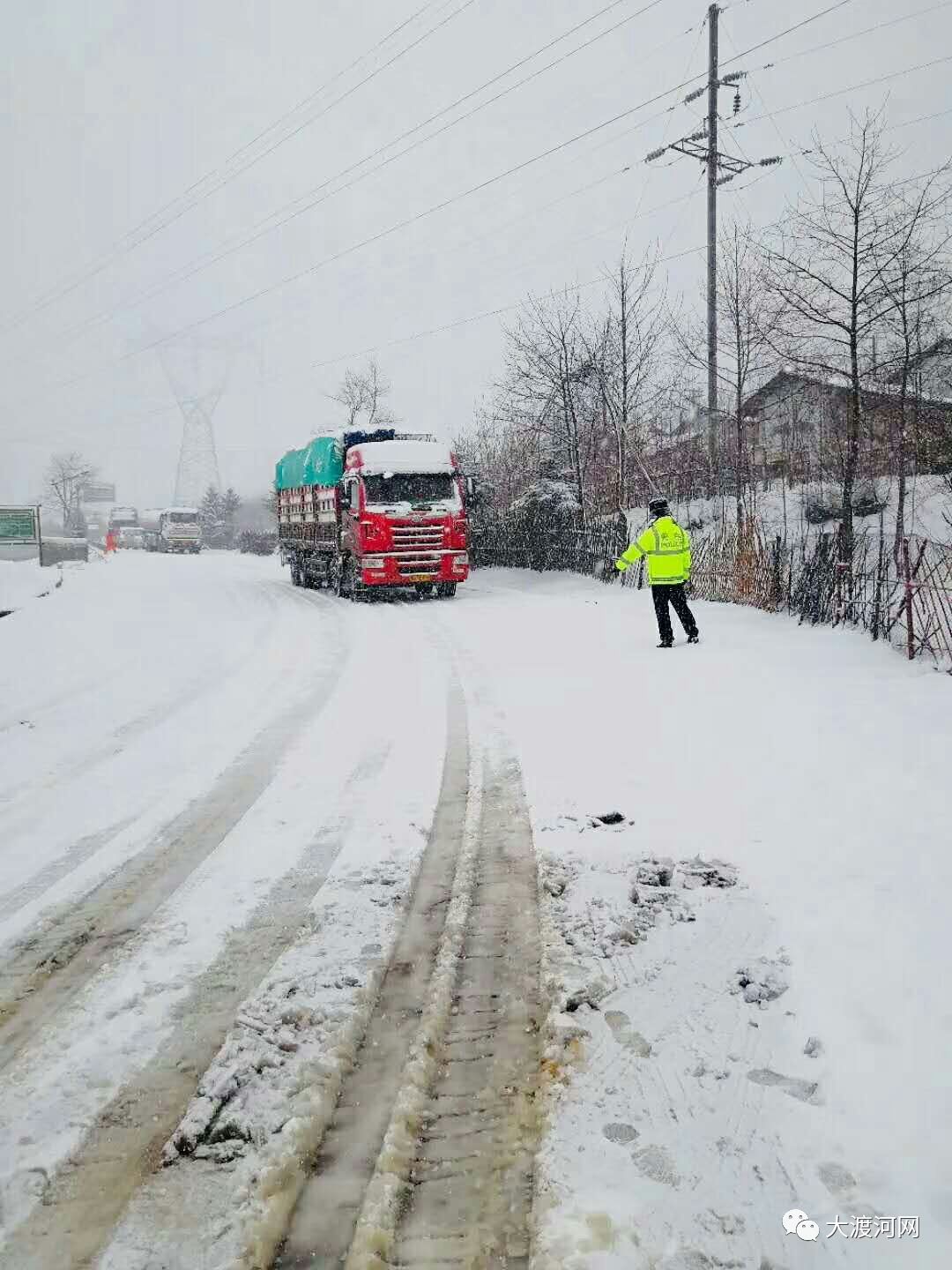 石棉交警提醒拖乌山大雪封山实行交通管制封路