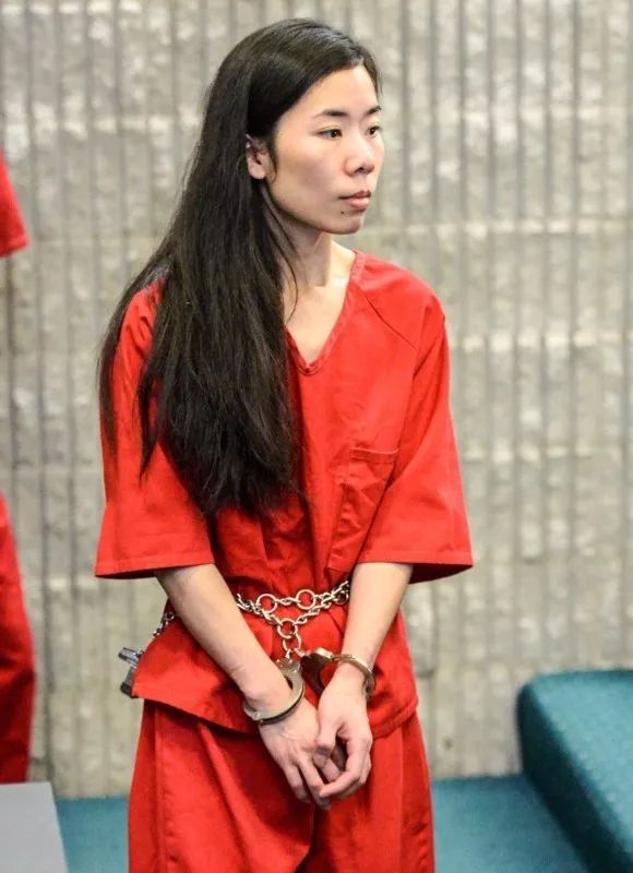 当场泪流满面!美国30岁福州女子被判刑22年,刑满后直接驱逐出境