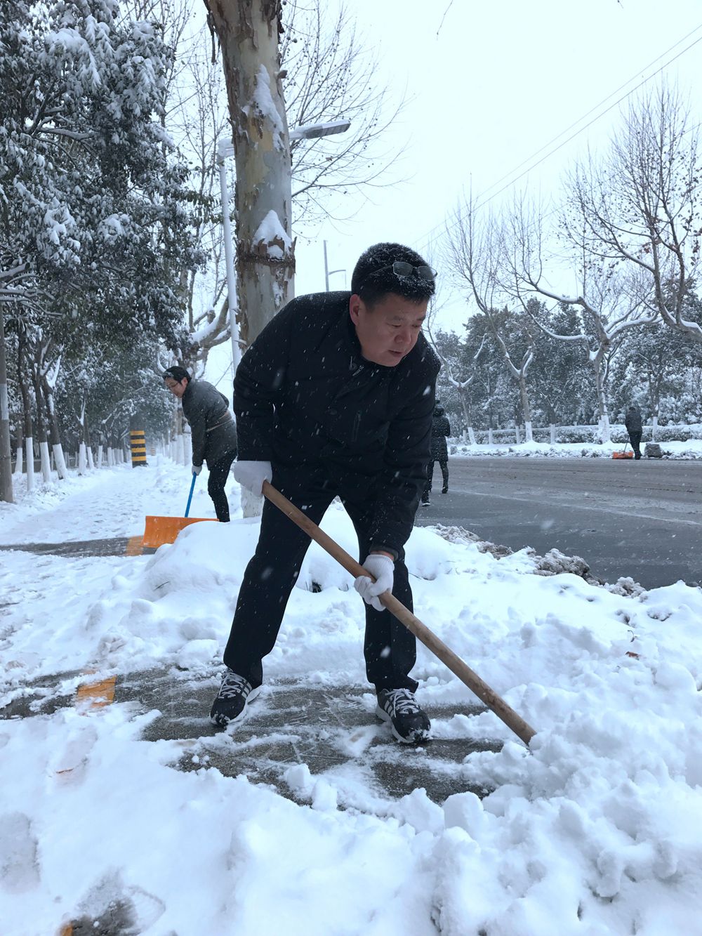 大雪不止掃雪不停市教育局義務掃雪暖了行人心