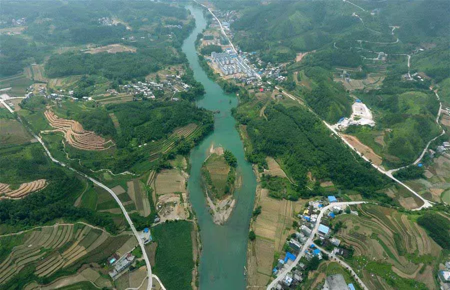 这是广西都安瑶族自治县拉烈镇刁江两岸的村舍和道路(8月2日摄.