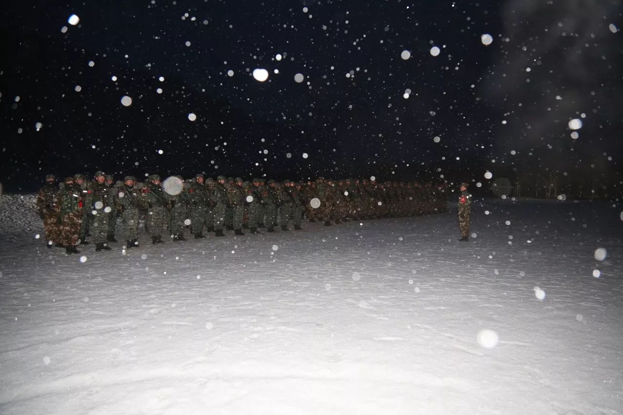 军营村下雪图片