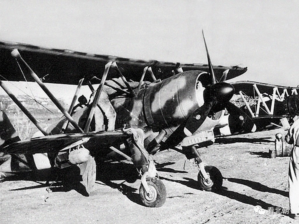▼1943年,挂弹准备起飞的cr42