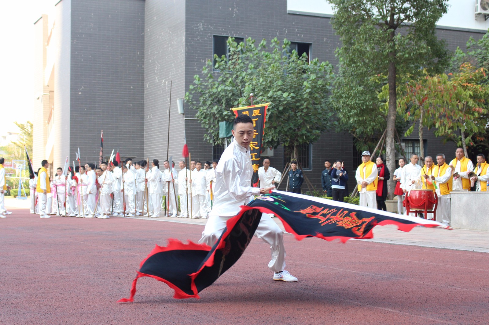 粗狂中展現錚錚男兒威武雄姿棍行雲流水般一氣呵成凌厲中透出瀟灑對練