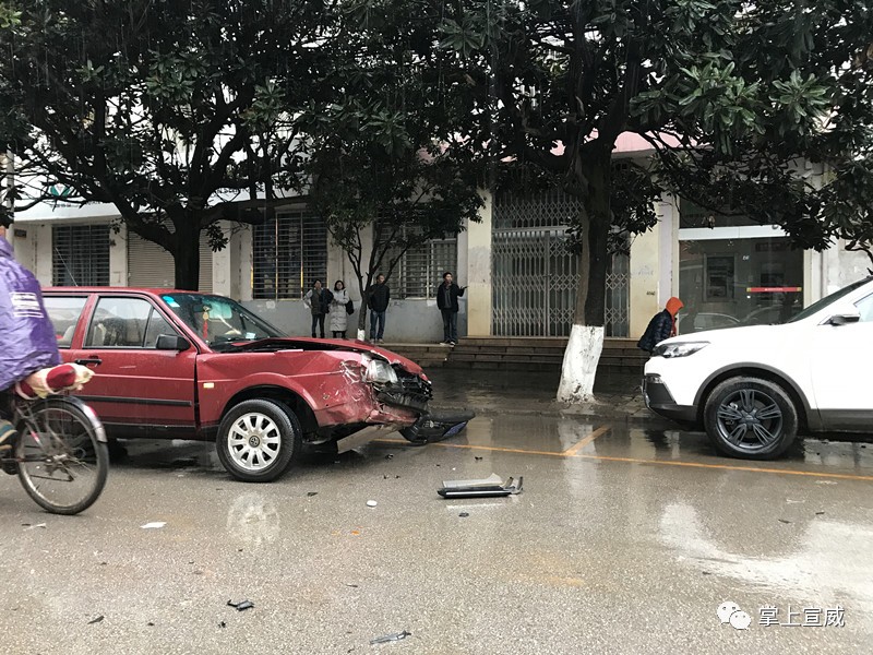 今天宣威下雨車禍頻發車頭被撞爛