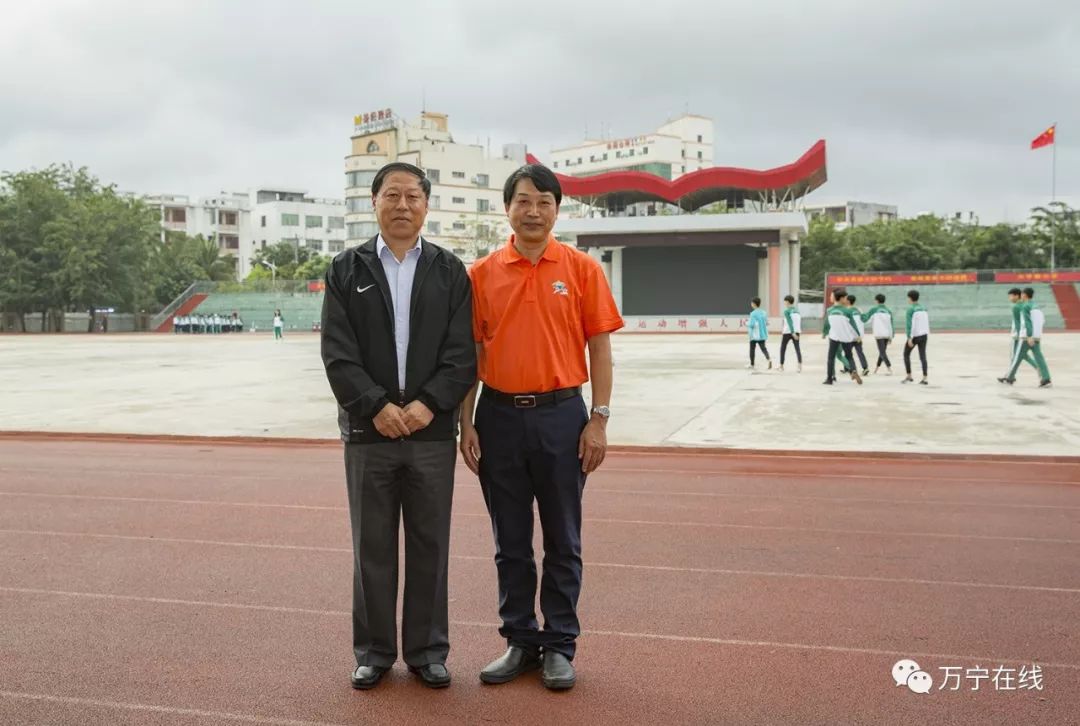 中國足球超級聯賽董事長馬成全和萬寧中學校長鄧虎城合影中國足球超級