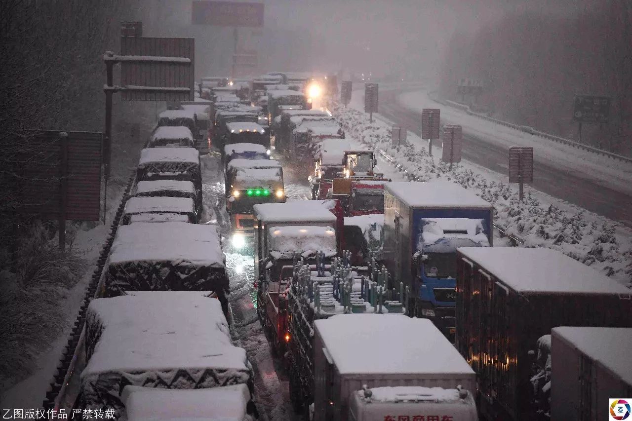 暴雪致道路結(jié)冰，高速車輛擁堵十幾小時