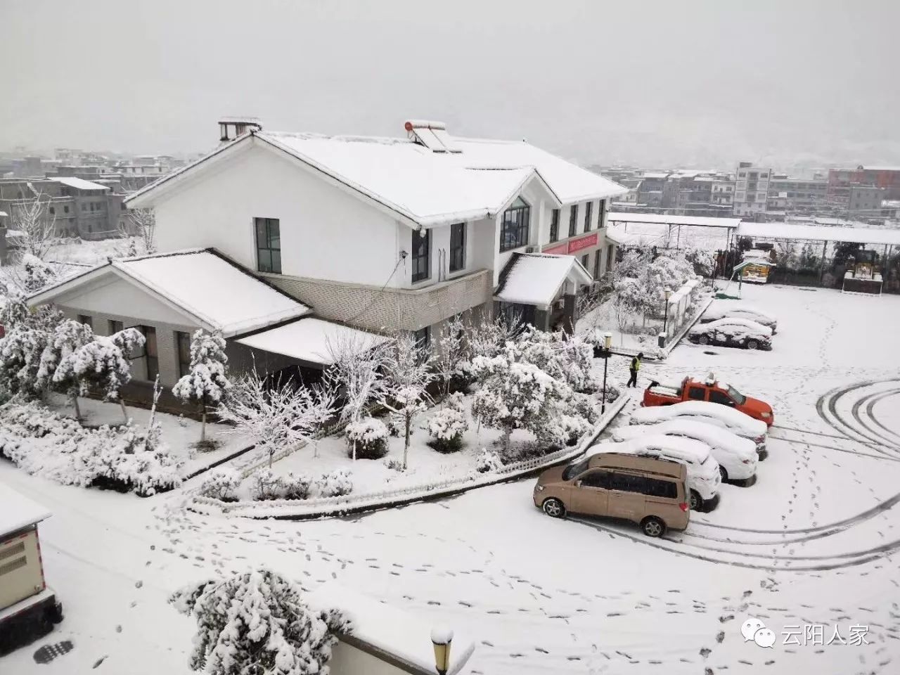 票草 宝坪 栖霞宫也飘起了雪花 龙缸景区 堆砌厚厚的雪 龙缸滑雪场