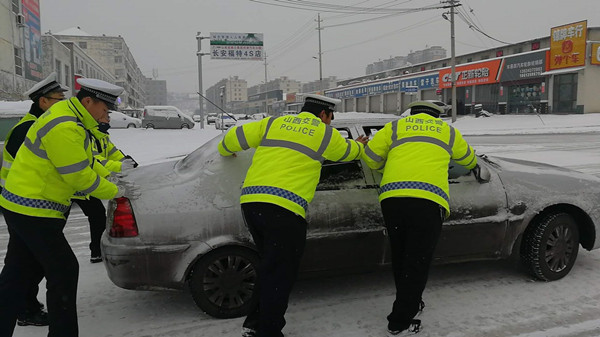 雪天难行 河津交警守护在路上