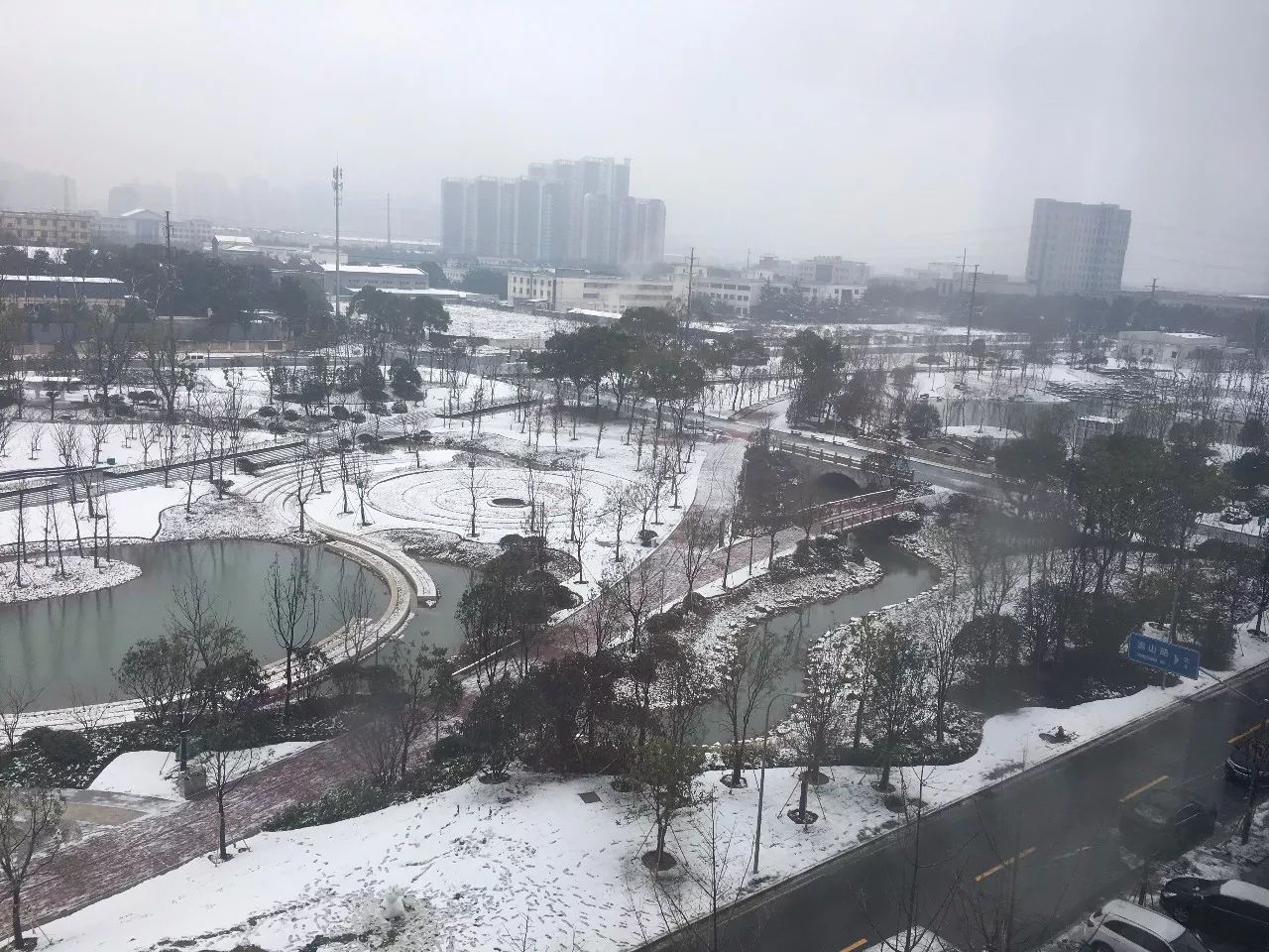 来感受一下小曼的同事small small jian 拍的窗外雪景大片