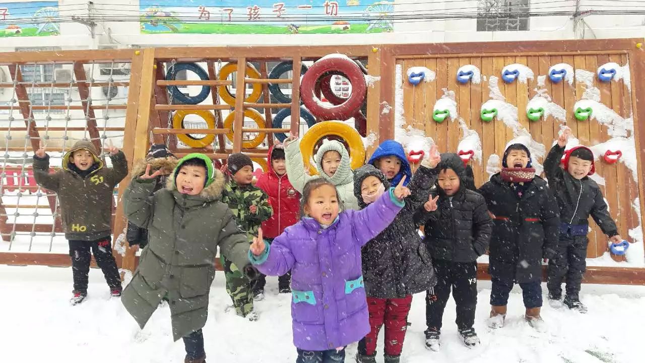 大雪飄落天使起飛雪中的幼兒和幼兒園