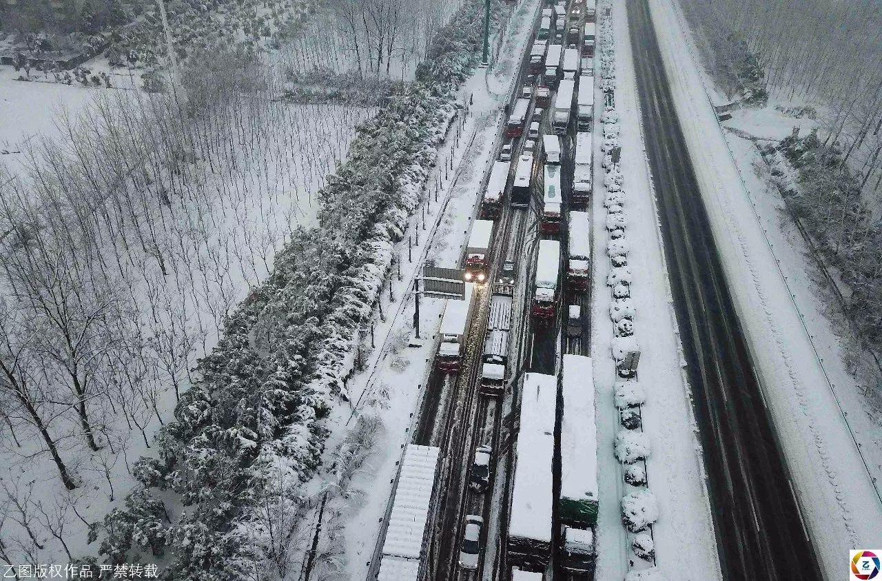 暴雪致道路結(jié)冰，高速車輛擁堵十幾小時