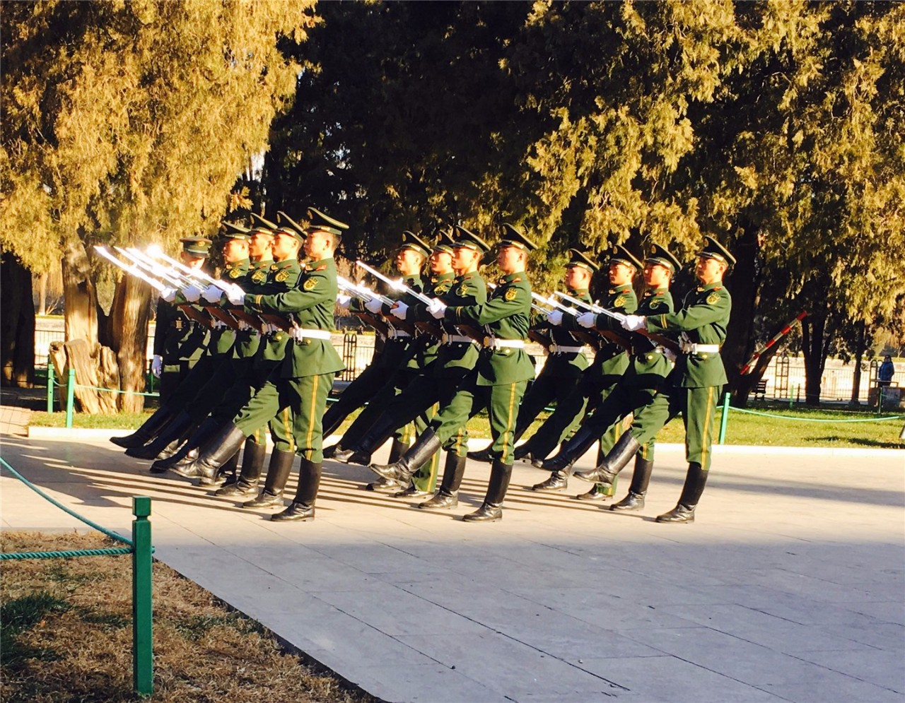 国旗护卫队训练扛旗图片