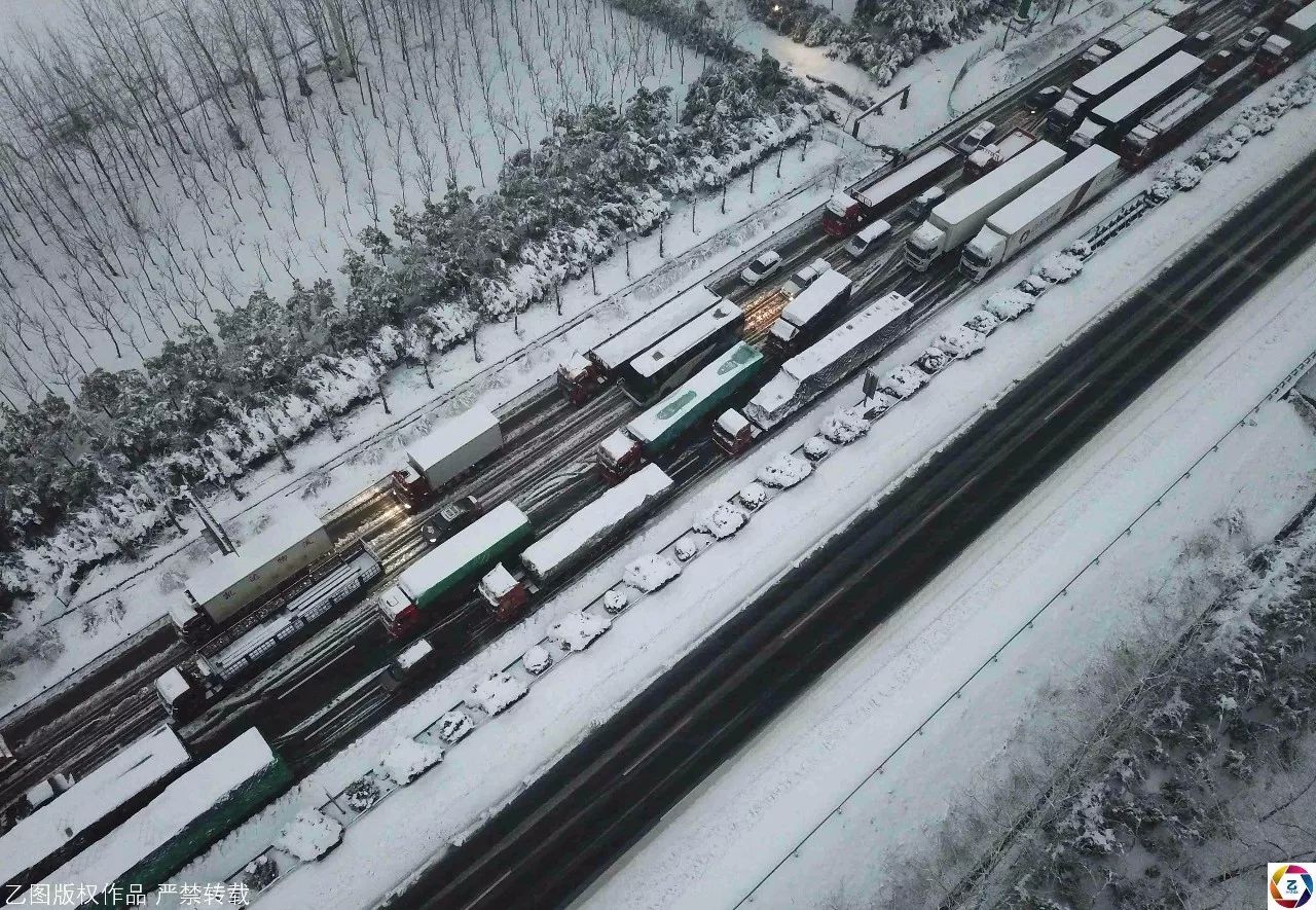 暴雪致道路結(jié)冰，高速車輛擁堵十幾小時