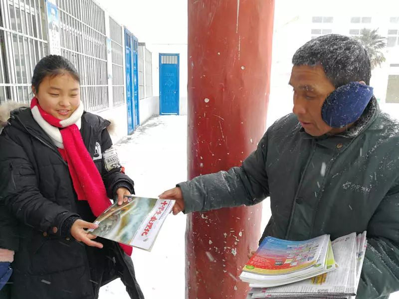 十年如一日,風雨無阻,他一直奔波在官莊鎮各個學校以及所轄村委的路上