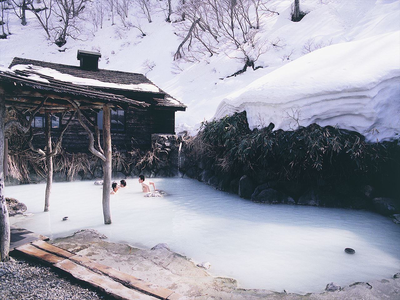 日本下雪温泉图片