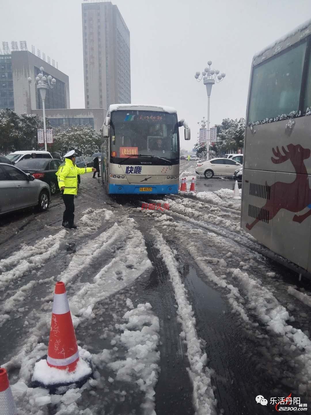 丹陽因下雪發生多起事故,這時讓人意想不到的一幕發生了.