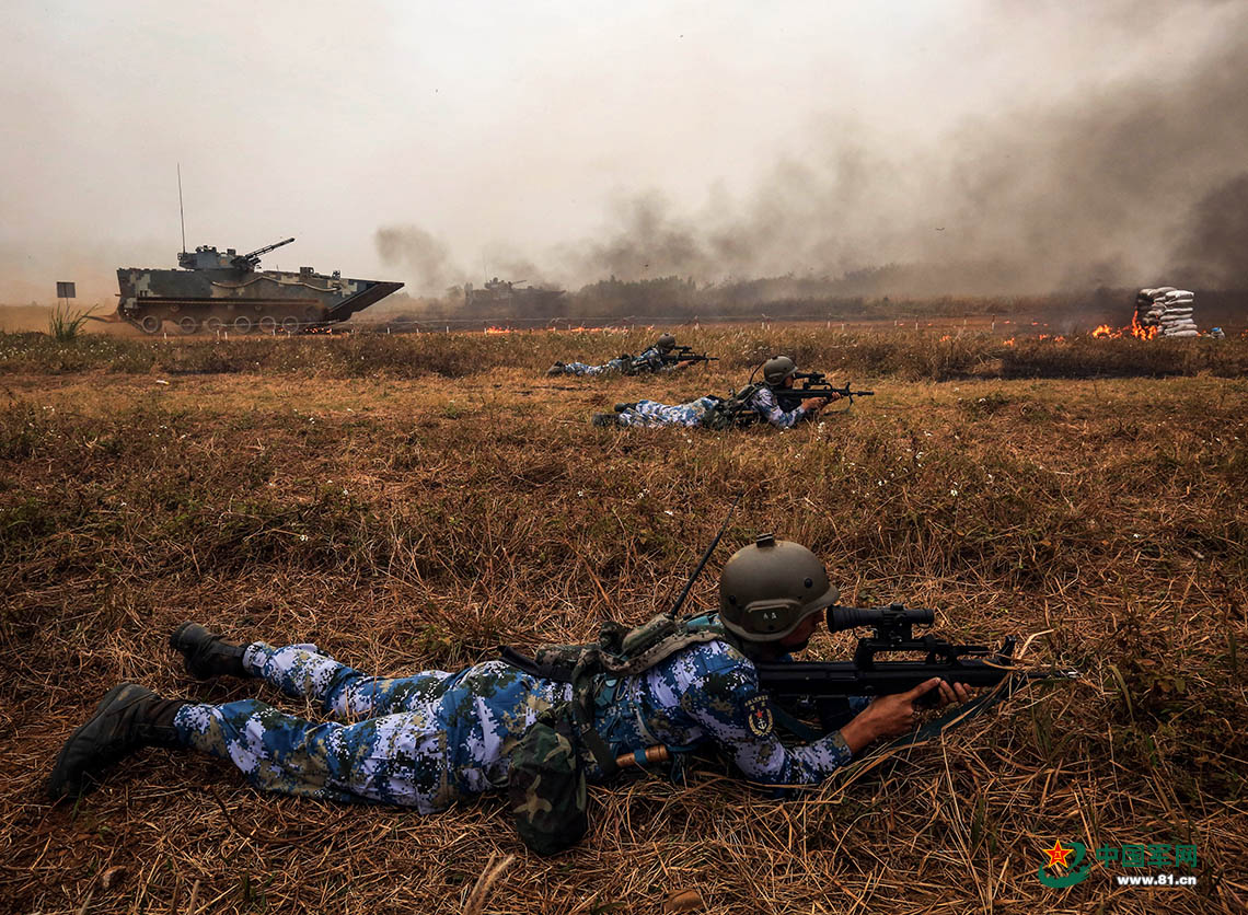 陸戰隊某旅組織了一場帶實戰背景的山地機械化步兵排進攻紅藍對抗演練