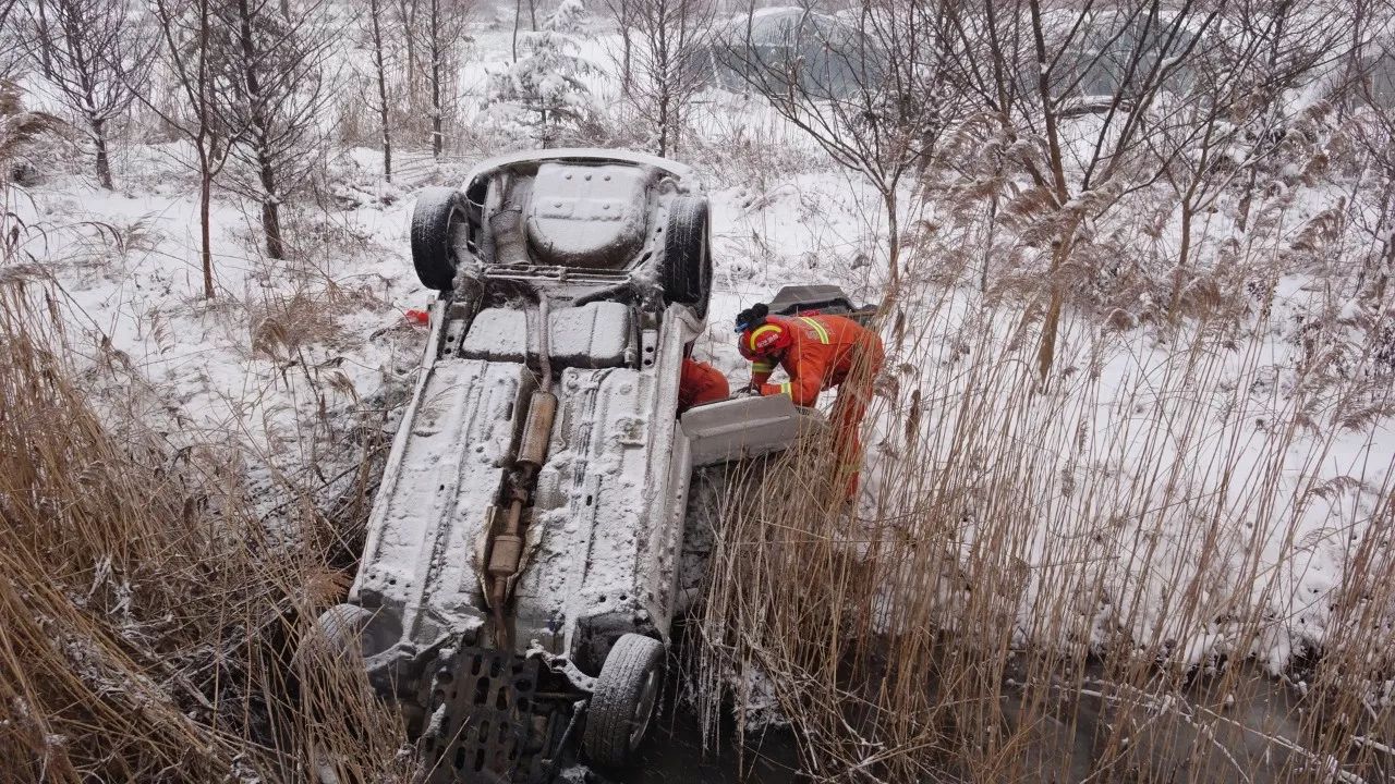 雪车危险图片