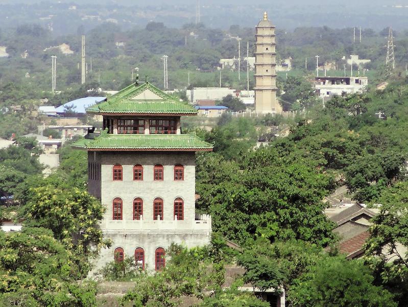 望湖楼明代塔楼近景"东门外窦村堡千家万户,西门外圣佛寺一座宝塔