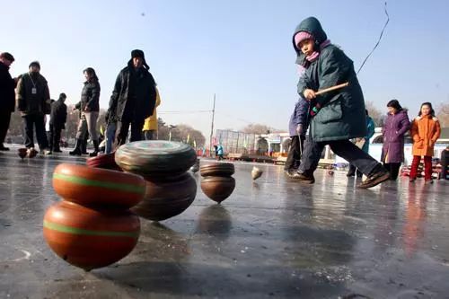 如冰陀螺,冰爬犁等,由此轉化而成的雪地球等活動已經通過群眾比賽廣泛