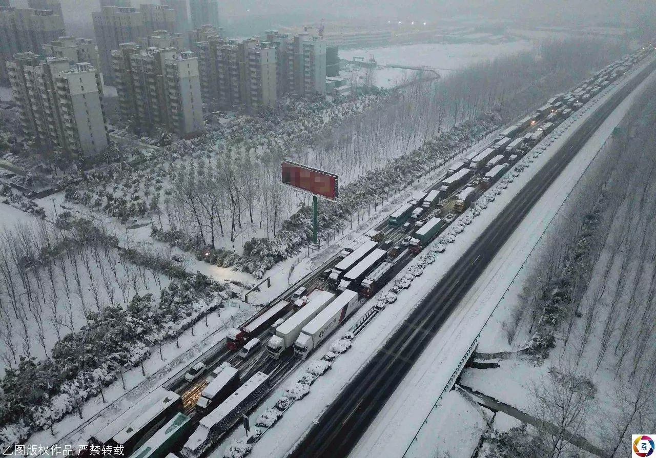 暴雪致道路結冰，高速車輛擁堵十幾小時液壓動力機械,元件制造